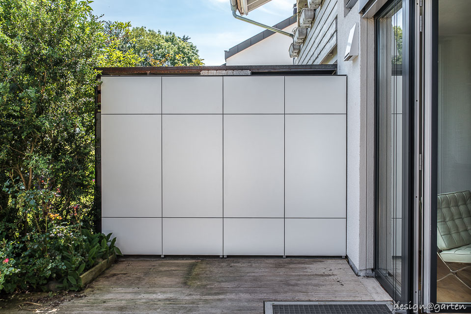 Functional property separation: the large patio cabinet as a privacy screen